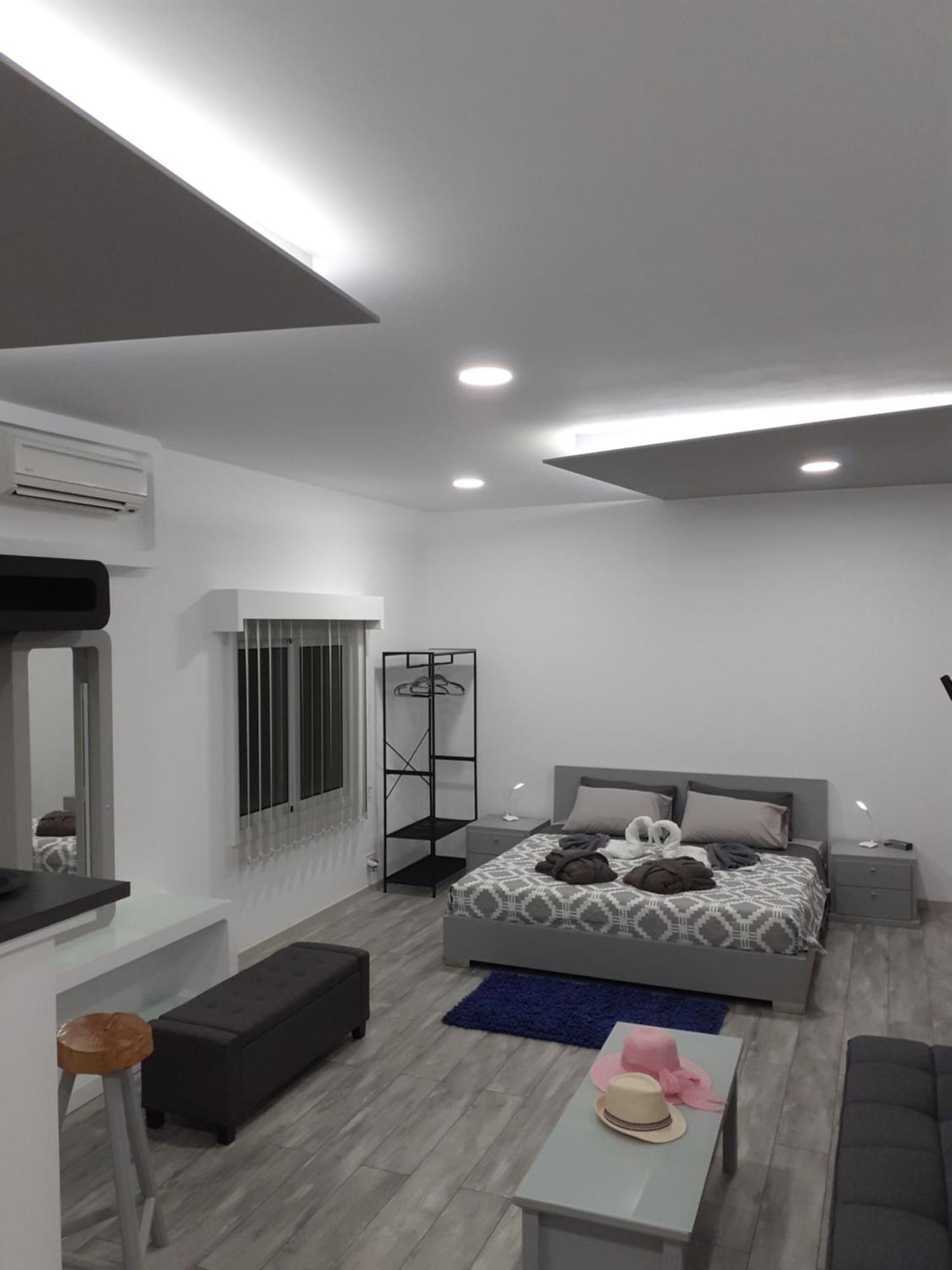 DELUXE YIOTA`S STUDiO ! Klorakas Zimmer foto