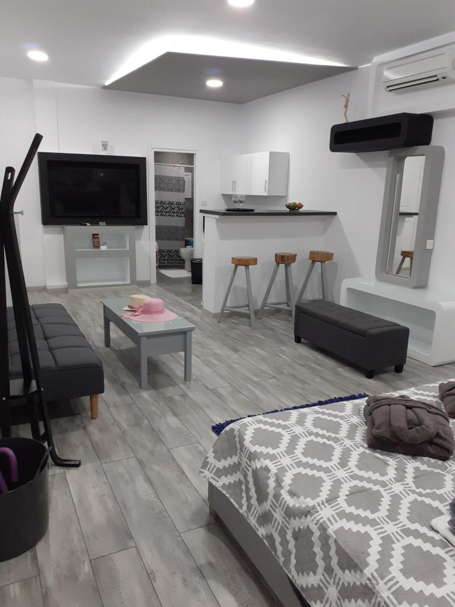 DELUXE YIOTA`S STUDiO ! Klorakas Zimmer foto